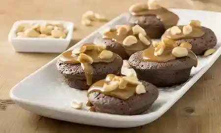 Mini Brownies mit Erdnüssen und Karamell