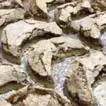 Mürbeteig-Halbmonde mit Kokos-Nuss-Schneehaube