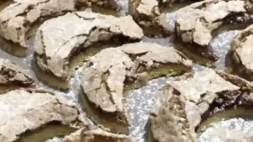 Mürbeteig-Halbmonde mit Kokos-Nuss-Schneehaube