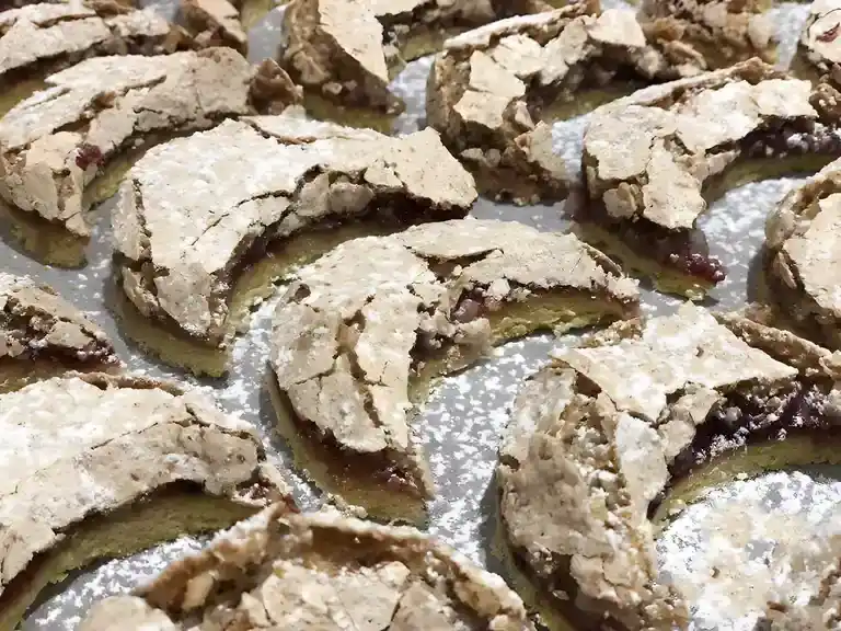 Mürbeteig-Halbmonde mit Kokos-Nuss-Schneehaube