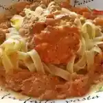 Nudeln in leichter, sämiger Thunfisch Tomaten Käse Sauce