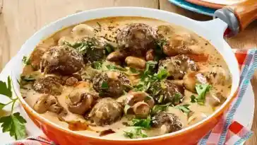 Nudeln mit Pilzsoße und Hackbällchen