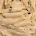 Nudeln mit cremiger Knoblauch-Käsesoße