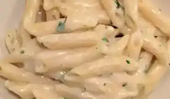 Nudeln mit cremiger Knoblauch-Käsesoße
