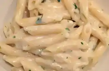 Nudeln mit cremiger Knoblauch-Käsesoße