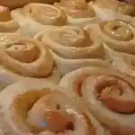 Nuss-Schnecken mit Sahnesoße