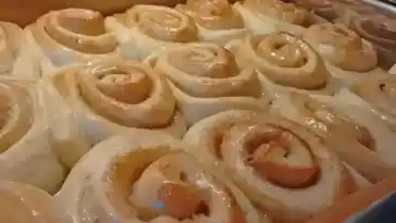Nuss-Schnecken mit Sahnesoße