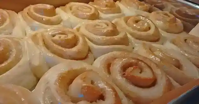 Nuss-Schnecken mit Sahnesoße