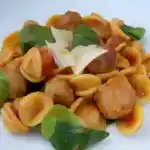 Orecchiette mit Tomatensugo und Salsiccia