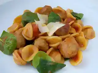 Orecchiette mit Tomatensugo und Salsiccia