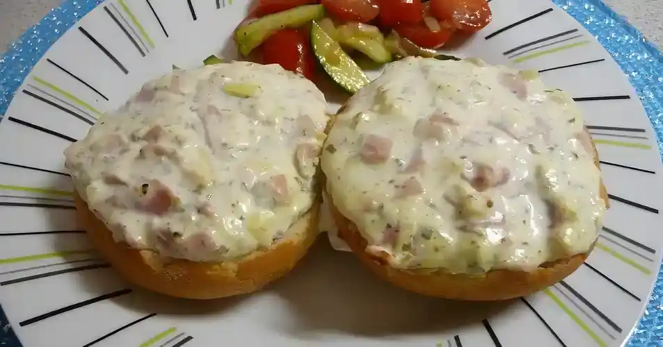 Pikante Partybrötchen mit Creme fraiche