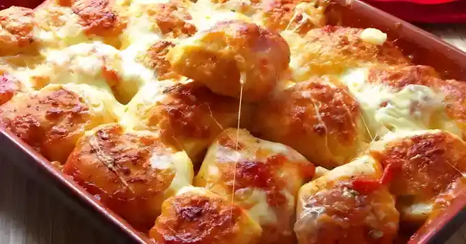 Pizza-Bällchen in Tomatensoße