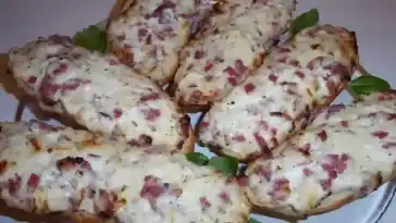 Pizzabrötchen mit Schmand