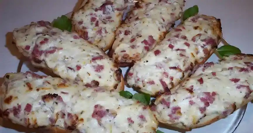 Pizzabrötchen mit Schmand