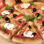 QUINOA-PIZZA MIT FALAFEL