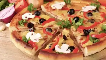 QUINOA-PIZZA MIT FALAFEL