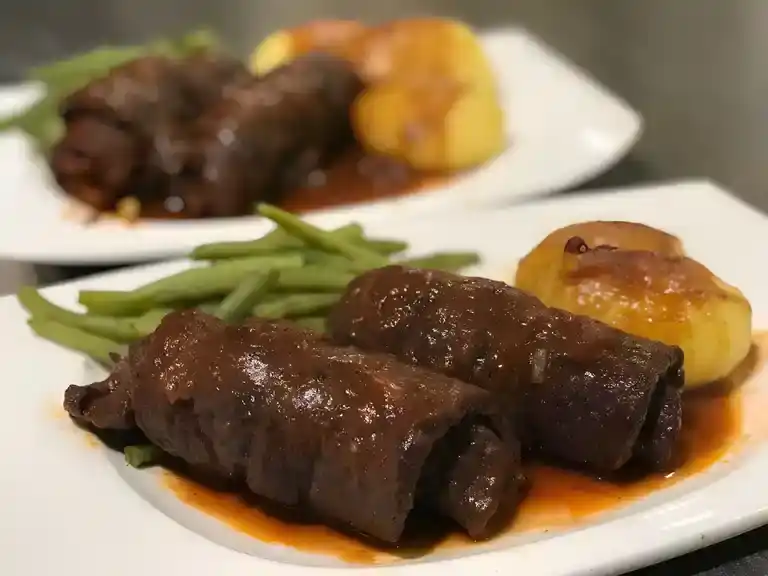 Rouladen in Rotweinsauce