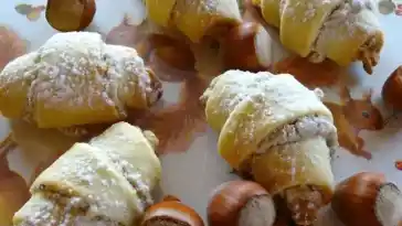 Sahneteig-Hörnchen mit Nussfüllung