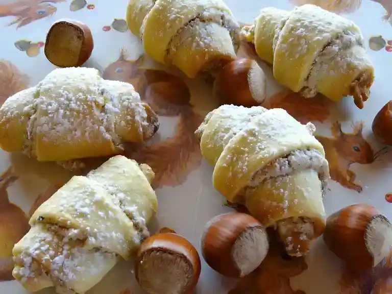 Sahneteig-Hörnchen mit Nussfüllung