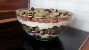 Schichtdessert mit Weintrauben