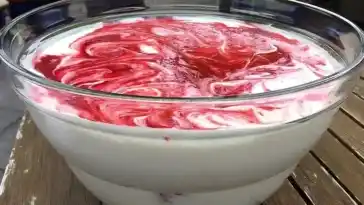 Schmandcreme mit Himbeeren