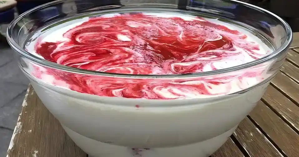 Schmandcreme mit Himbeeren