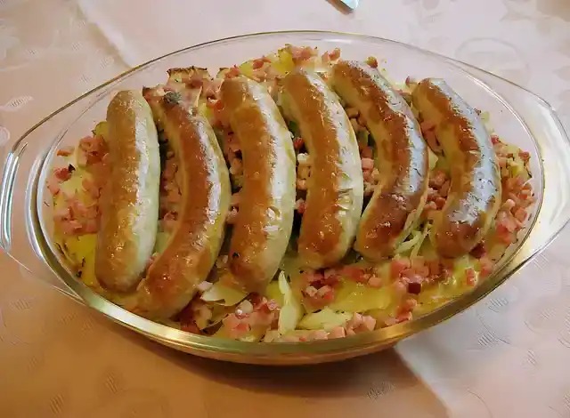 Schmorkohl mit Bratwurst