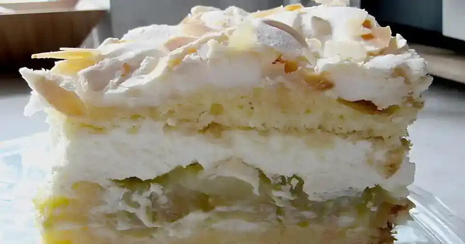 Schneemoussetorte mit Rhabarber