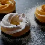 Spritzkuchen mit Schlagsahne