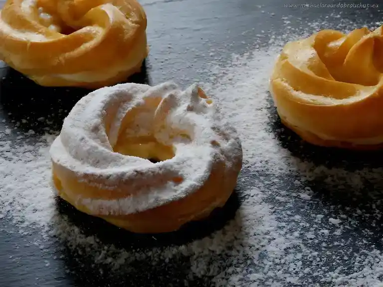Spritzkuchen mit Schlagsahne