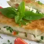 Toastecken mit Mozzarella und Tomaten gefüllt
