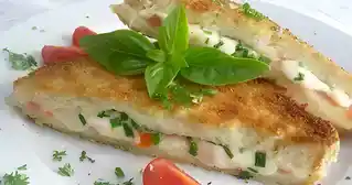 Toastecken mit Mozzarella und Tomaten gefüllt