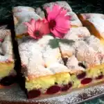 Biskuitkuchen mit Kirschen