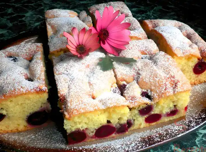 Biskuitkuchen mit Kirschen