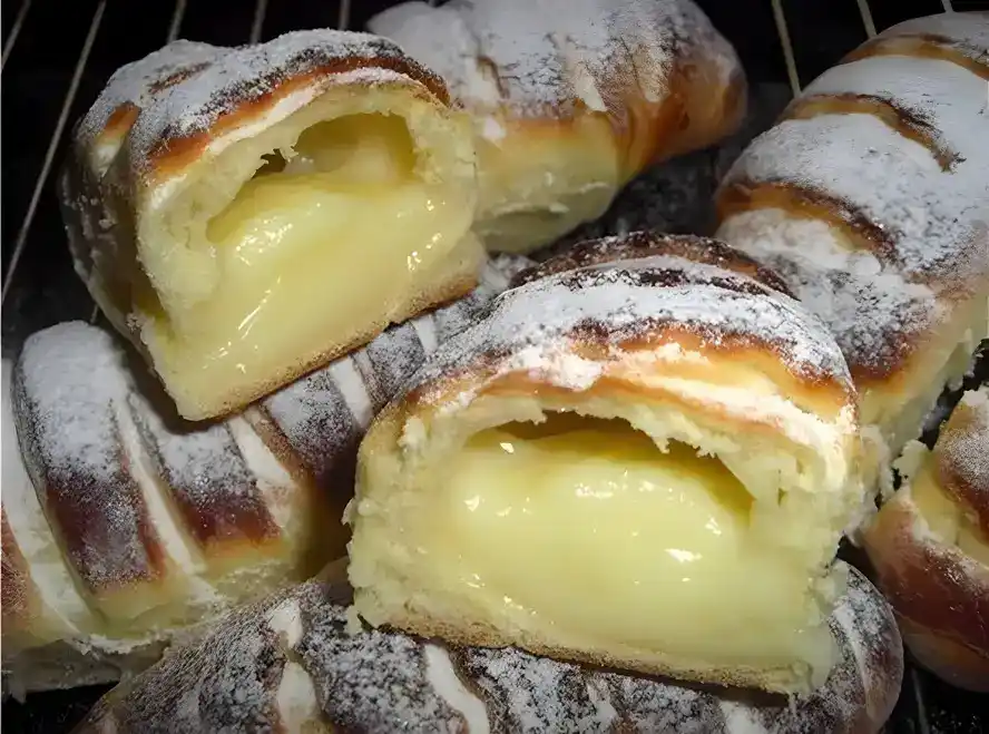 Brioches mit Gebäckcreme und Mandeln