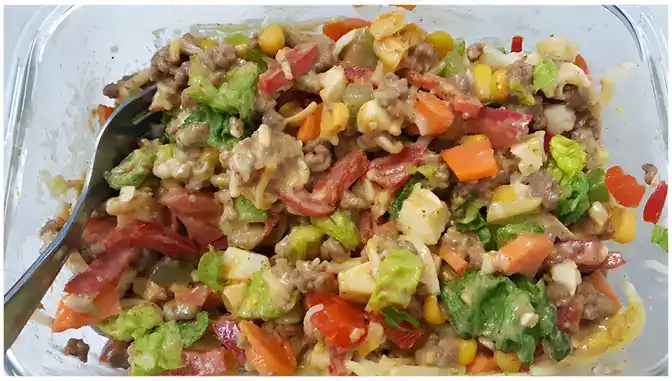 Bunter Salat mit Hack von rind und Käse