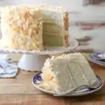 Buttercreme-Torte mit gebrannten Mandeln
