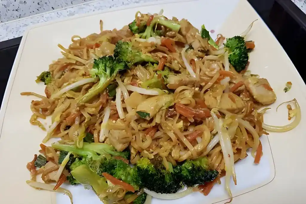 Chinesisch gebratene Nudeln mit Hühnchenfleisch, Gemüse und Ei