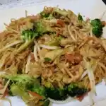Chinesisch gebratene Nudeln mit Hühnchenfleisch, Gemüse und Ei