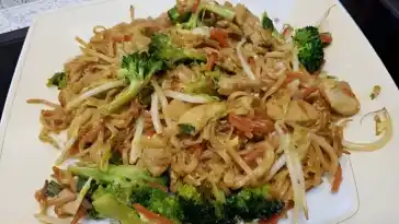 Chinesisch gebratene Nudeln mit Hühnchenfleisch, Gemüse und Ei
