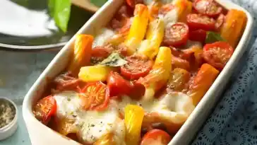 Cremiger Nudelauflauf mit Tomaten und Mozzarella