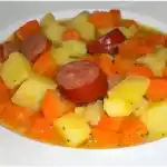 Eintopf Kartoffeln und Möhren mit Mettwurst