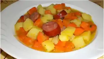 Eintopf Kartoffeln und Möhren mit Mettwurst