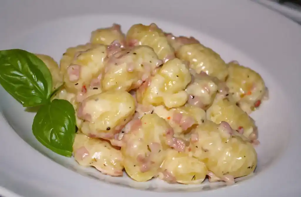 GNOCCHI MIT KÄSE KNOBLAUCH SCHINKEN SOSE