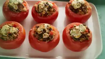 Gefüllte Tomaten mit verschiedenem Frischkäse