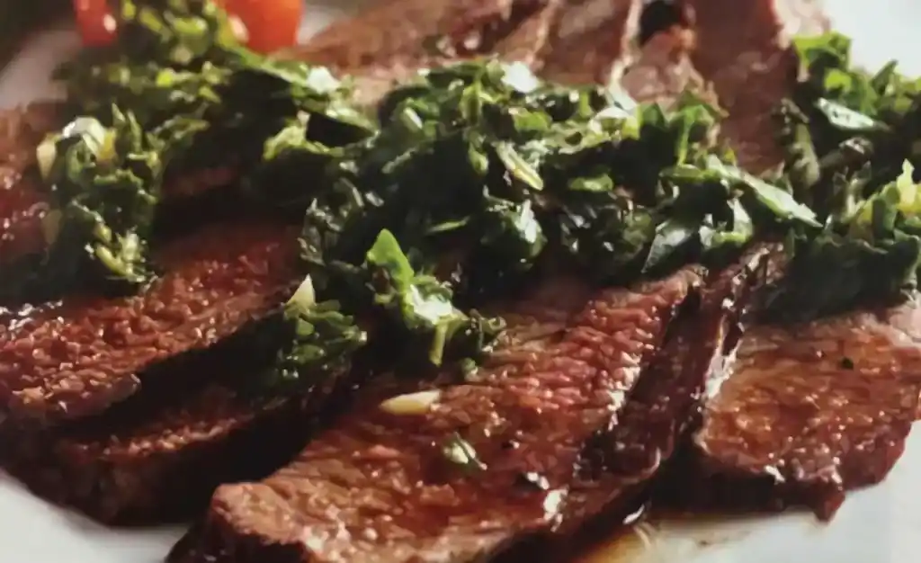 Gegrilltes Schweinesteak mit Salsa Verde und Zucchini