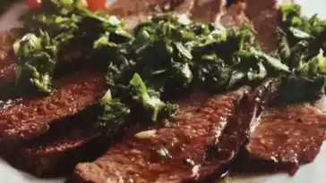 Gegrilltes Schweinesteak mit Salsa Verde und Zucchini