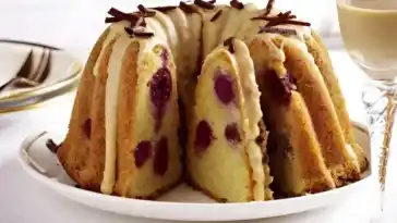 Gugelhupf mit Marzipan und gehackten Mandeln denn was angebrochen ist muss weg W2xEX 2x