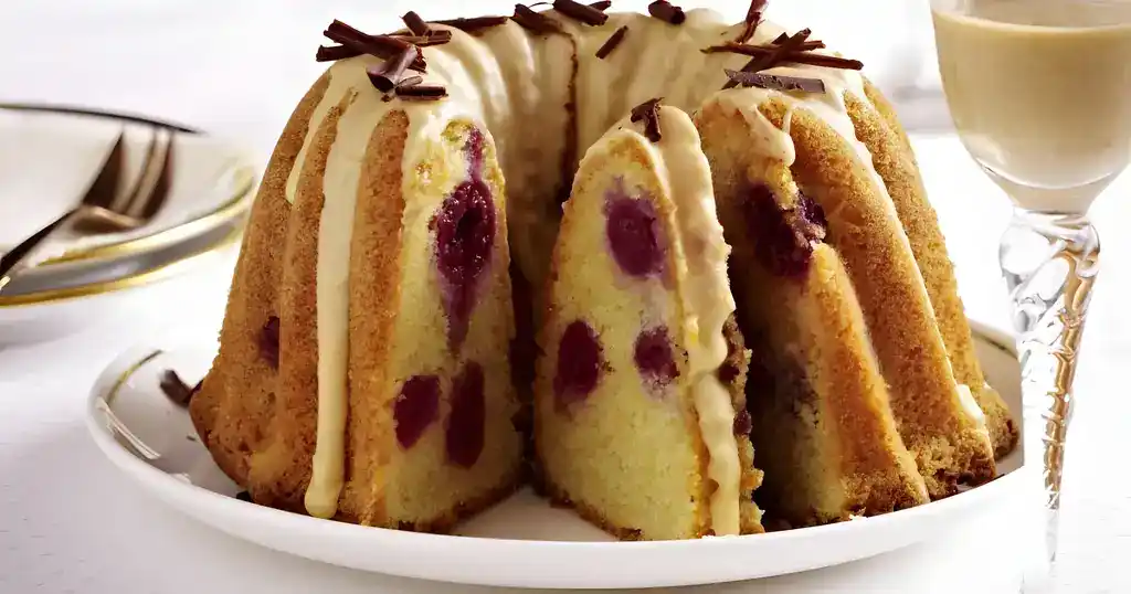 Gugelhupf mit Marzipan und gehackten Mandeln, denn was angebrochen ist, muss weg!