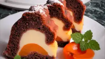 Gugelhupf mit Quark und Aprikosen gefüllt